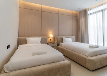شقة أنيقة بصالة وغرف نوم