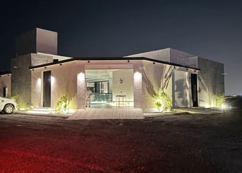 شاليه بتصميم مودرن ومسبح خارجي 