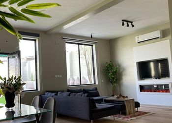 شاليه بجلسة مطلة على الحديقة
