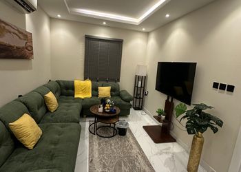 شقة بدخول ذاتي وصالة أنيقة 