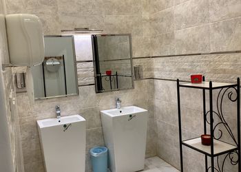 استراحة بمجالس ومسطحات خضراء