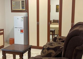 استديو بأثاث مريح وبسيط 