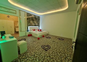 شاليه بجلسة خارجية وألعاب أطفال 