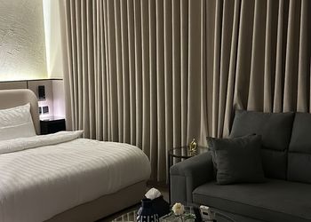 استديو بألوان مريحة وأثاث راقي