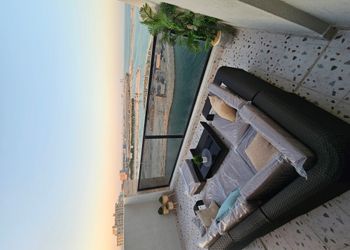 شقة مطلة على البحر مع بلكونة 