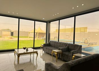 شاليه بمسطح اخضر وجلسة خارجية 