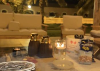 مزرعة بألعاب أطفال ومسطح اخضر