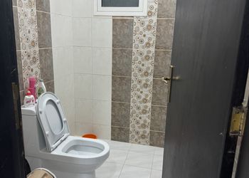 استديو بأثاث مريح وبسيط 