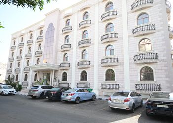 شقة بصالة مريحة وغرفة نوم 