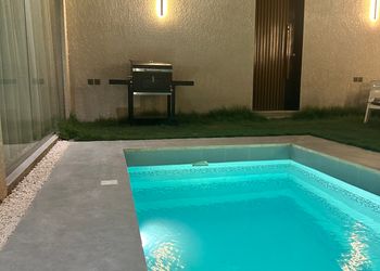 شاليه بمسطح اخضر وجلسة خارجية