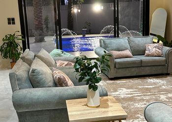 شاليه بجلسة تطل على مسبح خارجي 