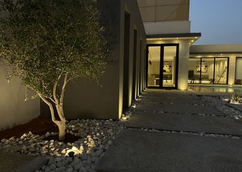 شاليه بجلسة خارجية وتصميم فاخر