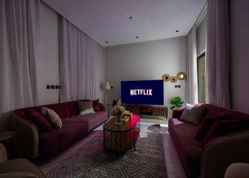 شقة بغرفتين وسينما وجاكارو