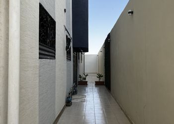 شقة واسعة بصالة وثلاث غرف نوم 