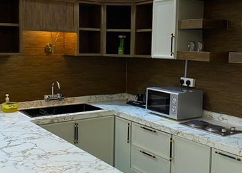 شالية بمجلس مطل على المسبح 