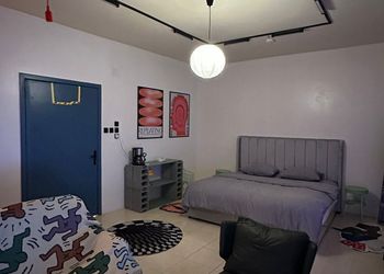 غرفة بسرير ماستر