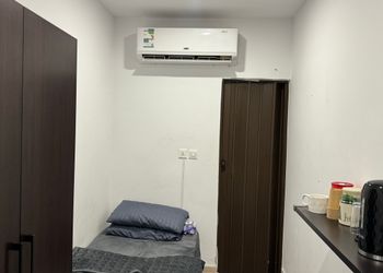 غرفة بسرير مريح وأثاث بسيط