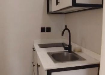 استديو بأثاث مريح وبسيط 