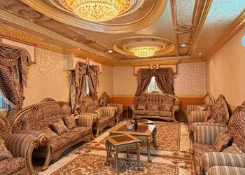 دور بثلاث غرف نوم ومجالس  