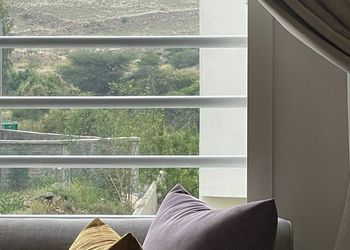 دور علوي بأثاث مريح وبسيط 