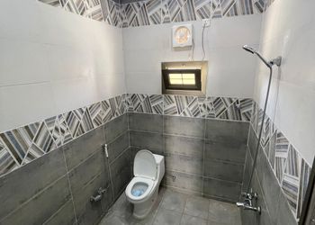شاليه بمسطح اخضر ومسبح 