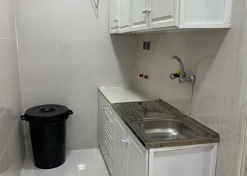 استديو بأثاث مريح وبسيط 