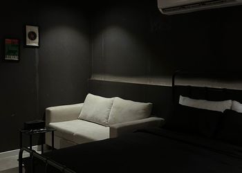 استديو بأثاث مريح وبسيط 