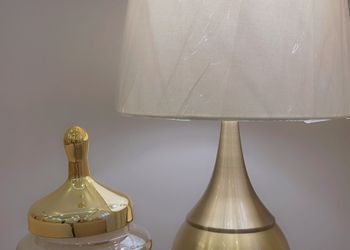 غرفة بسرير مريح وأثاث بسيط
