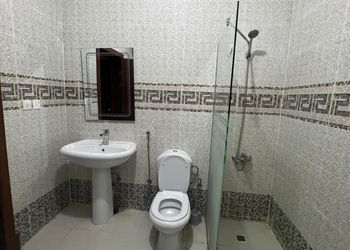 شقة بصالة انيقة وغرفتين نوم
