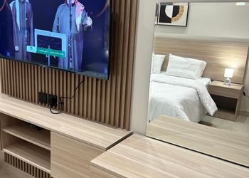 استديو بأثاث مريح وبسيط