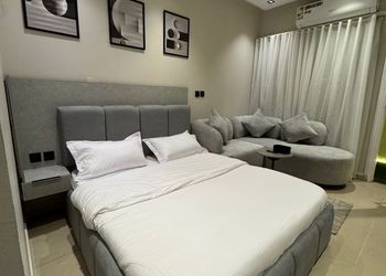 استديو بسرير ماستر وجلسة جانبية 