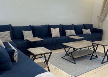 شاليه بجلسة تطل على مسبح خارجي 
