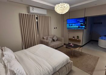 استديو بسرير ماستر وأثاث مريح 