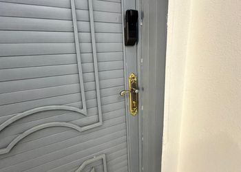شقة بغرفة معيشة وغرفة نوم 