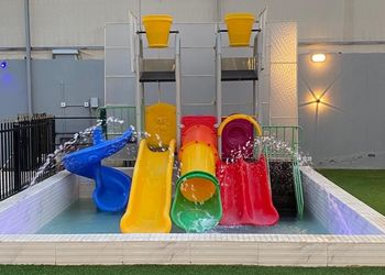 شاليه بجلسة تطل على مسبح خارجي 