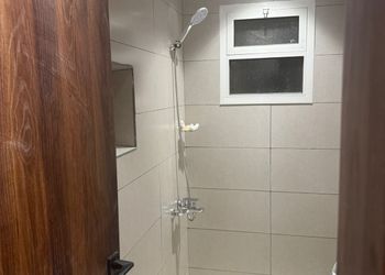 استديو هادئ بأثاث مريح