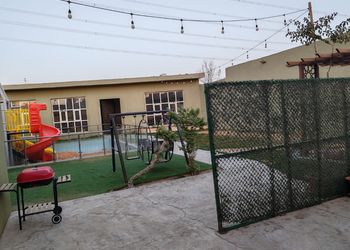 شاليه بمسطح اخضر وجلسة خارجية 