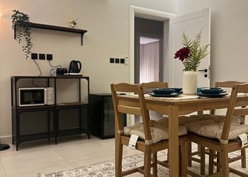شقة بصالة أنيقة ودخول ذاتي 