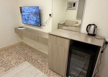 استديو بأثاث مريح وبسيط 