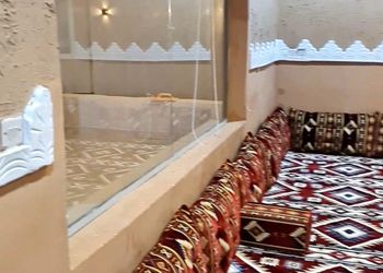 شاليه بجلسة خارجية على المسبح 