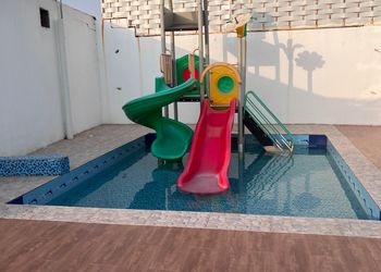 كوخ بألعاب مائية ومسطح اخضر