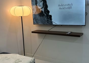 شقة بصالة أنيقة ودخول ذاتي 