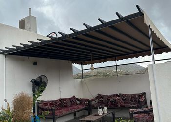 شقة بجلسة خارجية وصالة جلوس