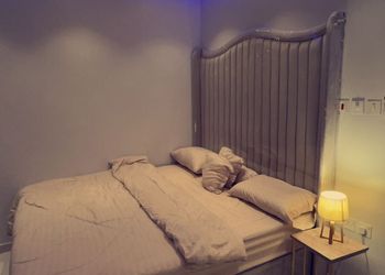 استديو بأثاث مريح وبسيط 