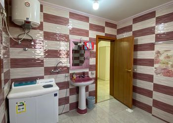 شقة بصالة وثلاث غرف نوم 
