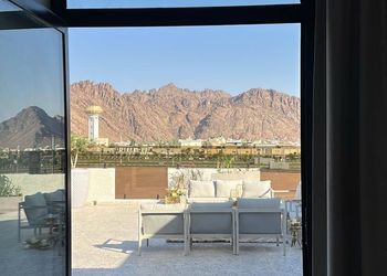 شقه واسعه مطله على الجبال