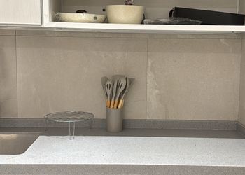 شقة بغرفة معيشة وغرفتين نوم 