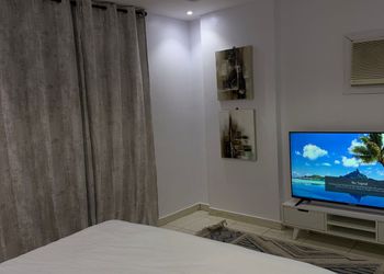 شقة بصالة وغرفة نوم وبأثاث مريح