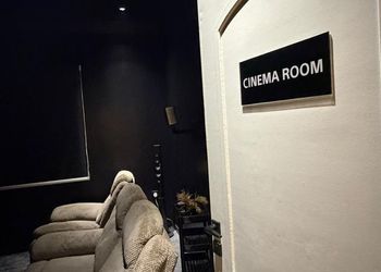 شقة بغرفتين وصالة سينما