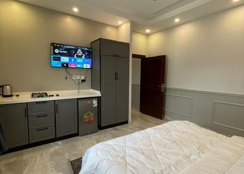 غرفة بسرير ماستر